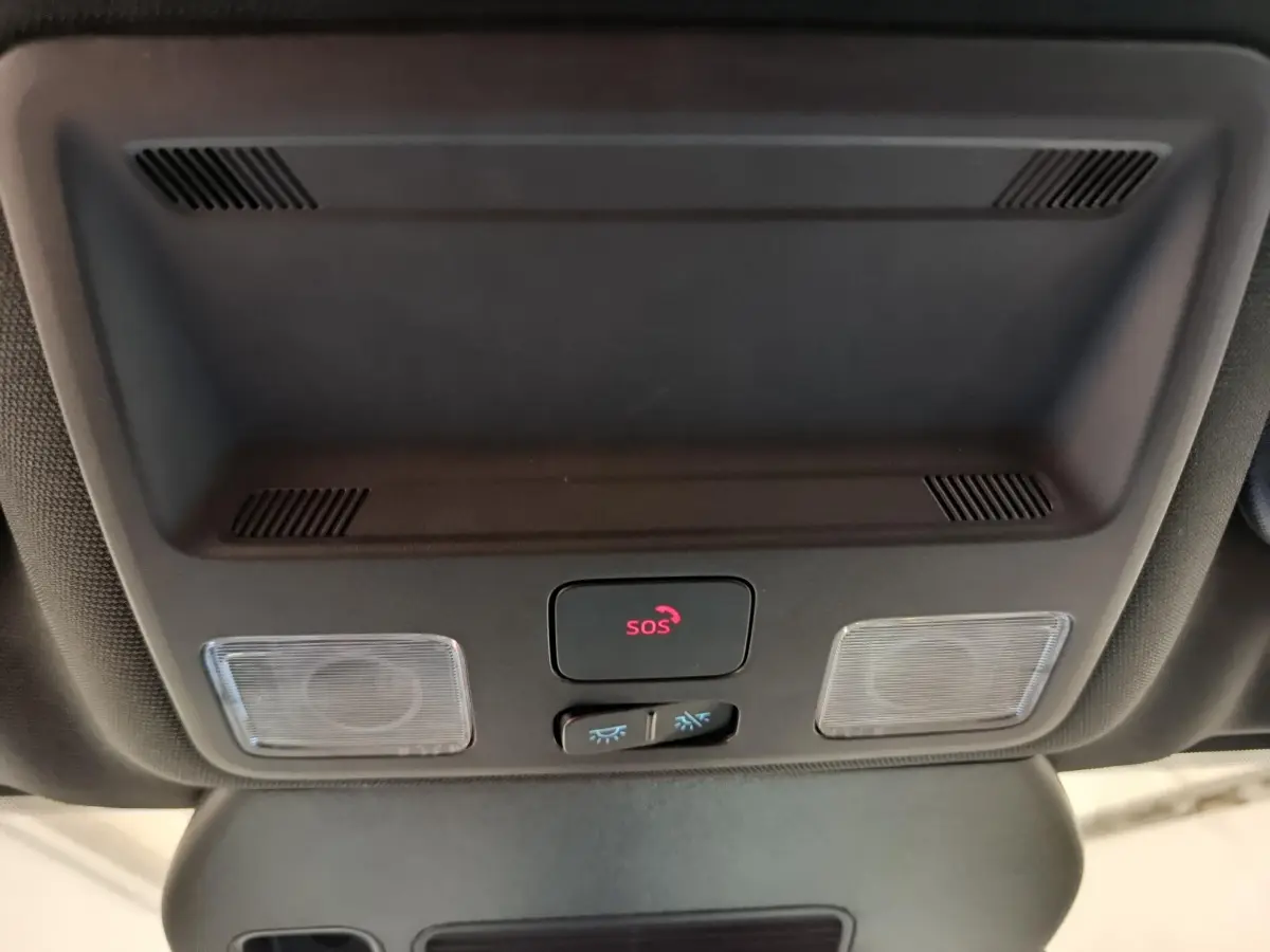 Plafonnier intérieur avec bouton SOS et commandes d’éclairage du Ford Kuga 2024 bleu St Line Diesel.
