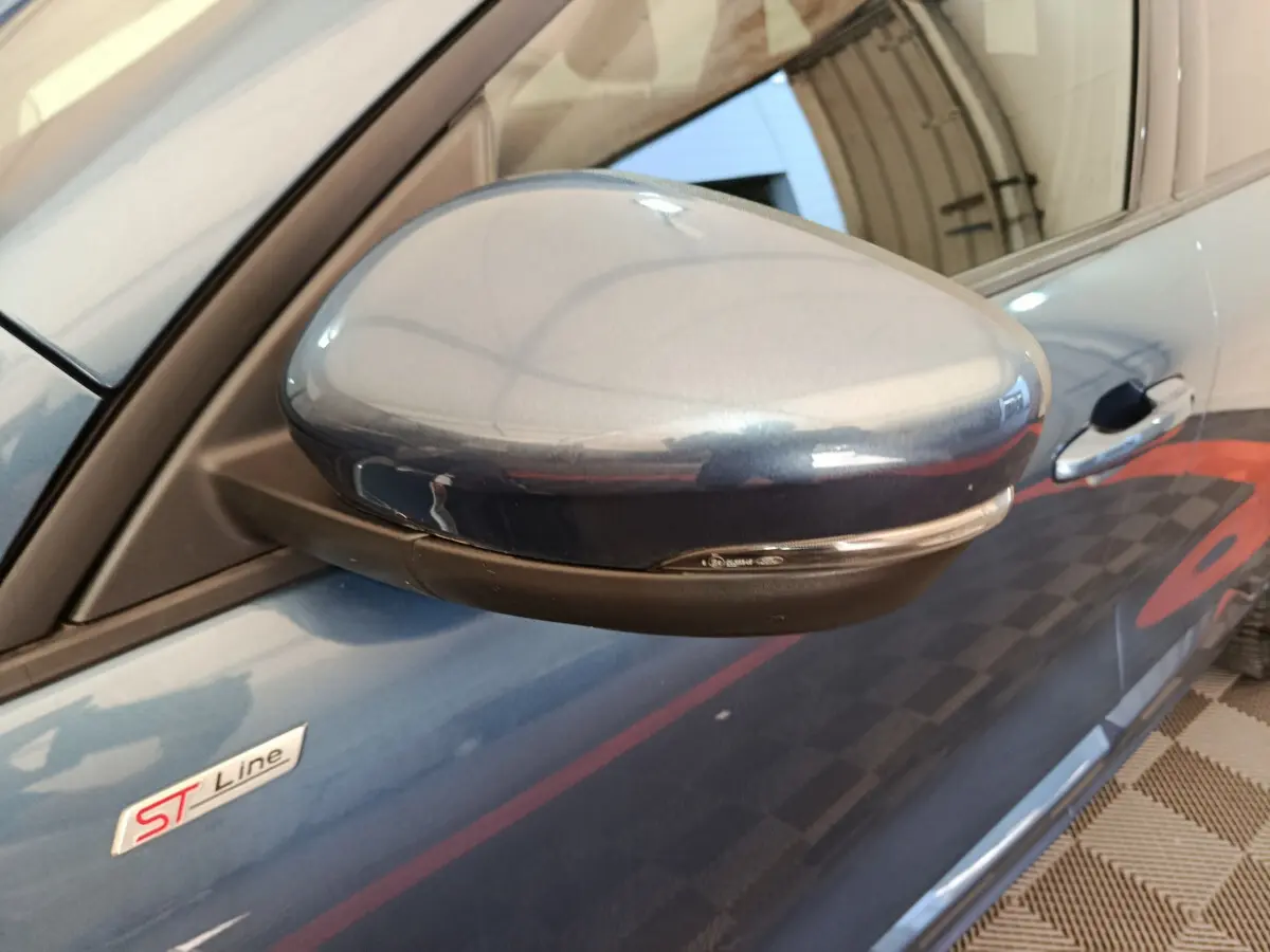 Rétroviseur côté gauche bleu métallisé du Ford Kuga 2024 ST Line avec logo ST Line sur la portière.