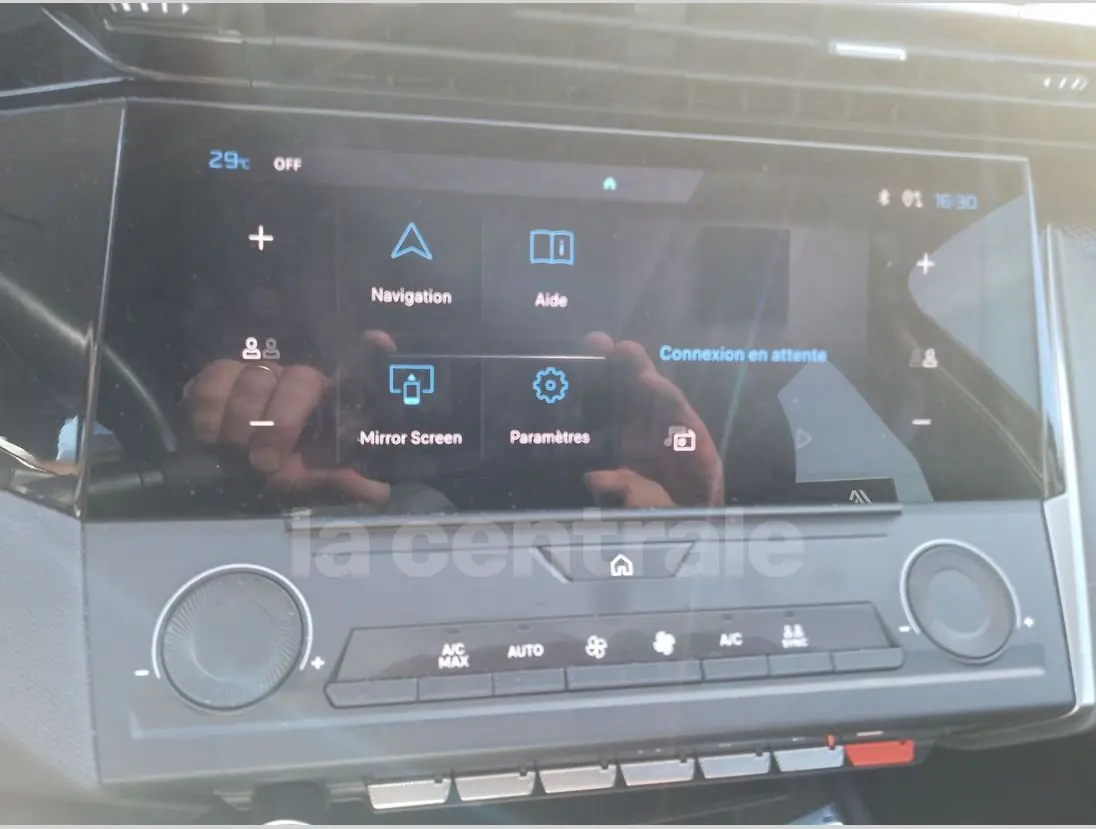 Écran tactile central de la Peugeot 308 noire 2022 affichant le menu navigation et paramètres, avec commandes climatisation.