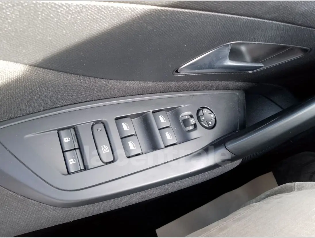 Commande des vitres et rétroviseurs côté gauche intérieur d'une Peugeot 308 noire de 2022 finition Active Pack GPS.