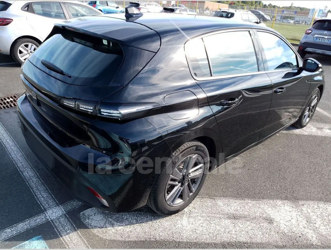 PEUGEOT 308 noir vue 3/4 arrière droit, avec feux arrière LED distinctifs et jantes alliage 16 pouces.