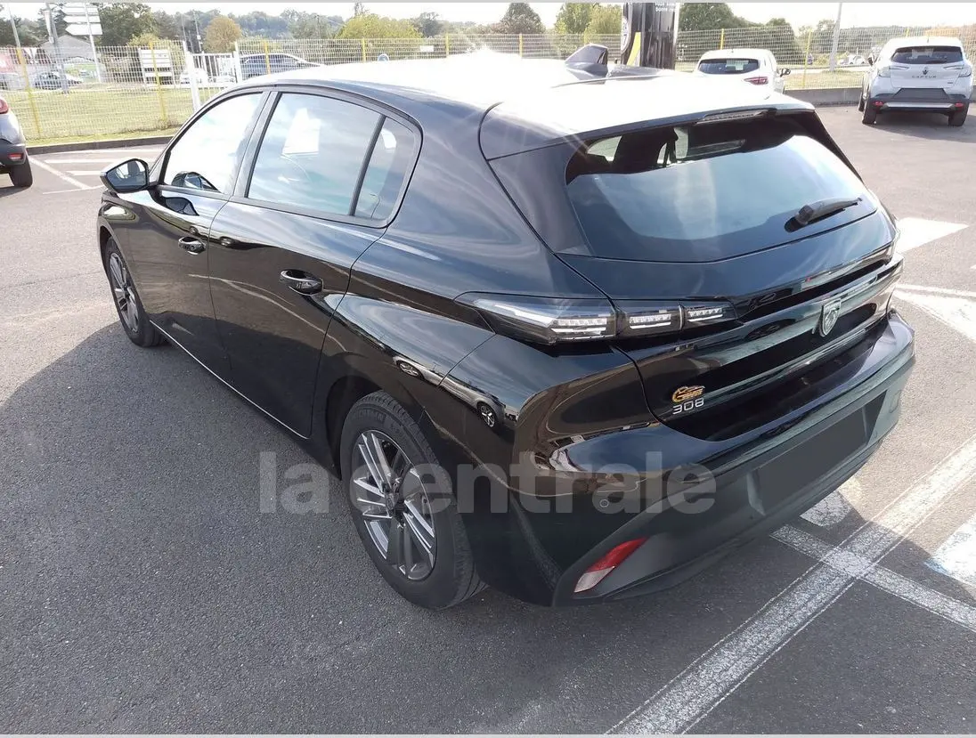 PEUGEOT 308 noir vue 3/4 arrière droit, feux arrière LED caractéristiques et jantes alliage 16 pouces.