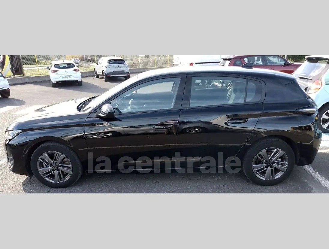 Profil côté gauche d'une Peugeot 308 noire de 2022, version Active Pack avec jantes alliage et carrosserie lisse.