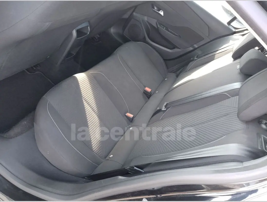 Vue intérieure côté droit sur la banquette arrière noire de la Peugeot 308 2022 finition Active Pack GPS.