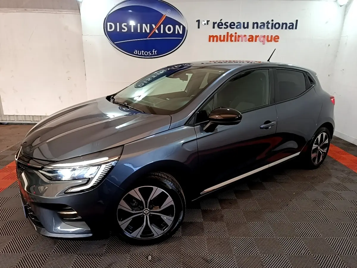 Renault Clio Evolution SCe 65 gris foncé vue 3/4 avant droit, phares LED et jantes alliage distinctives.