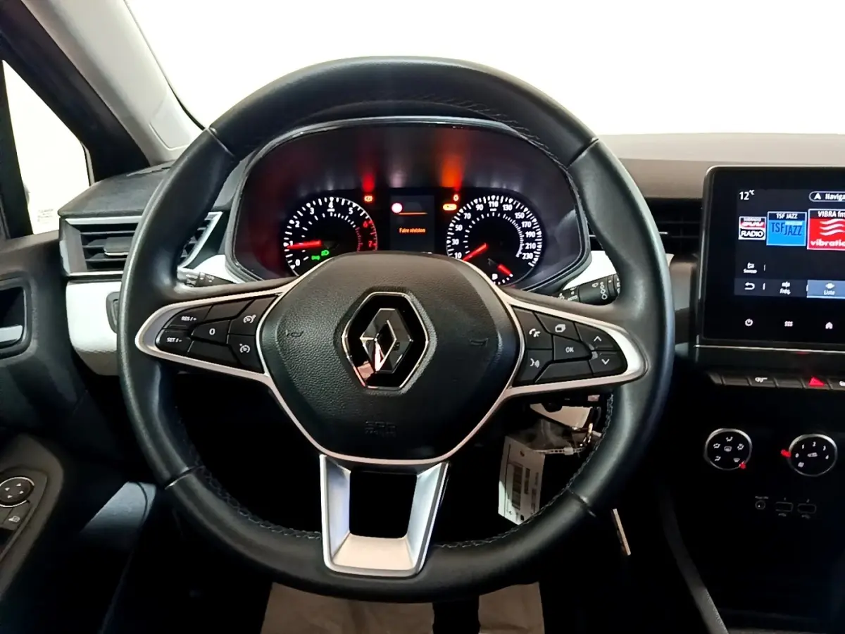 Vue centrée sur le volant cuir noir de la Renault Clio 2022 avec tableau de bord et écran tactile multimédia.