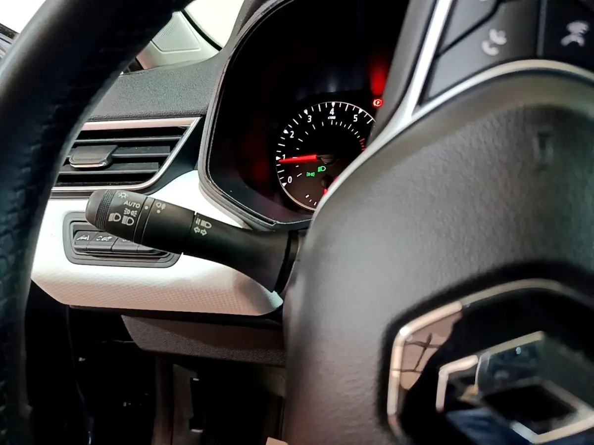 Gros plan sur le volant cuir et le compteur tachymètre de la Renault Clio gris foncé, version Evolution SCe 65, 2022.