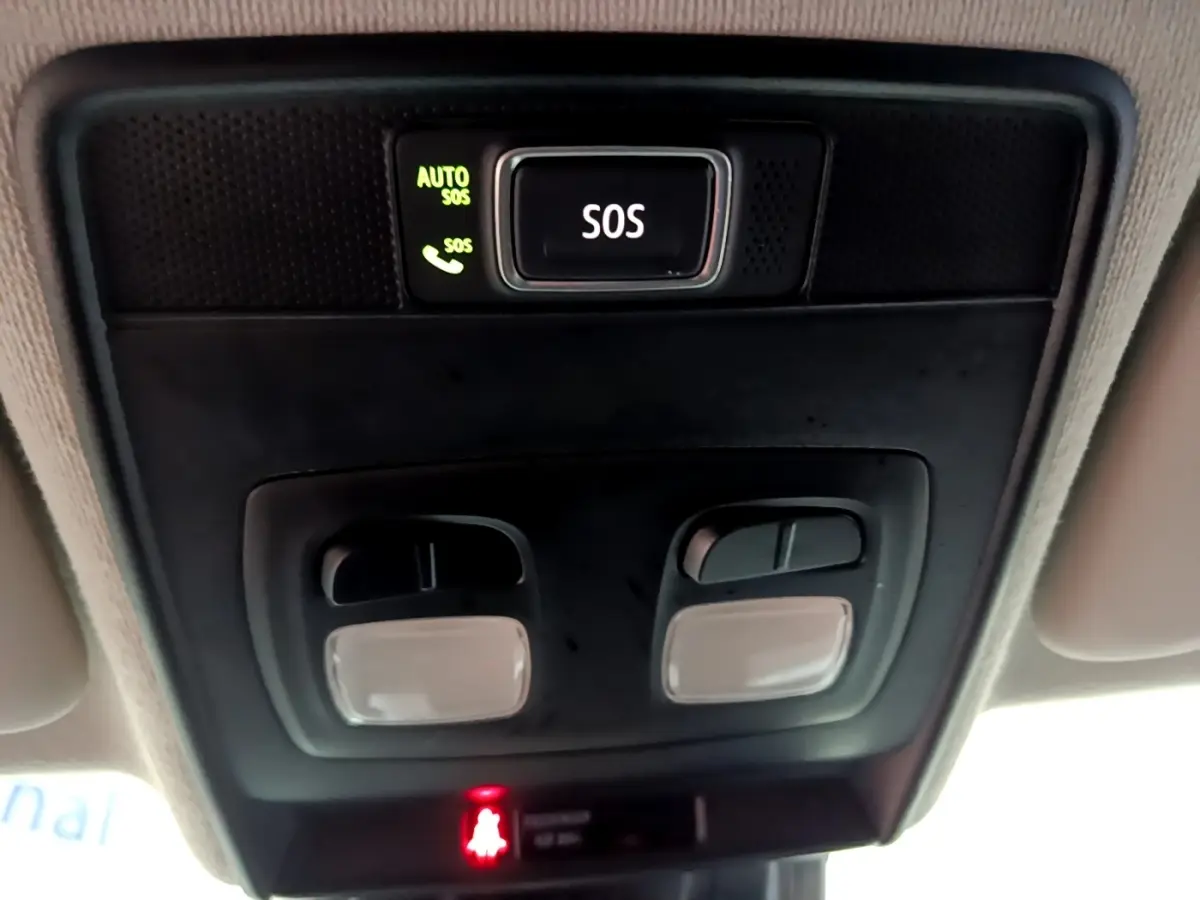Vue en gros plan du plafonnier intérieur avec bouton SOS éclairé de la Renault Clio gris foncé de 2022.