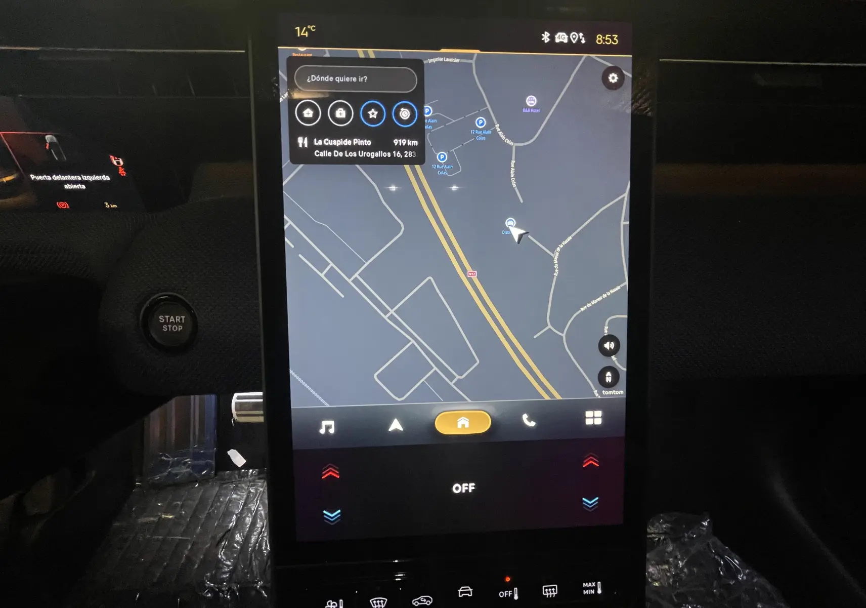 Écran tactile intérieur du Citroën C5 Aircross hybride 2026 montrant les fonctions de chauffage des sièges et du volant.