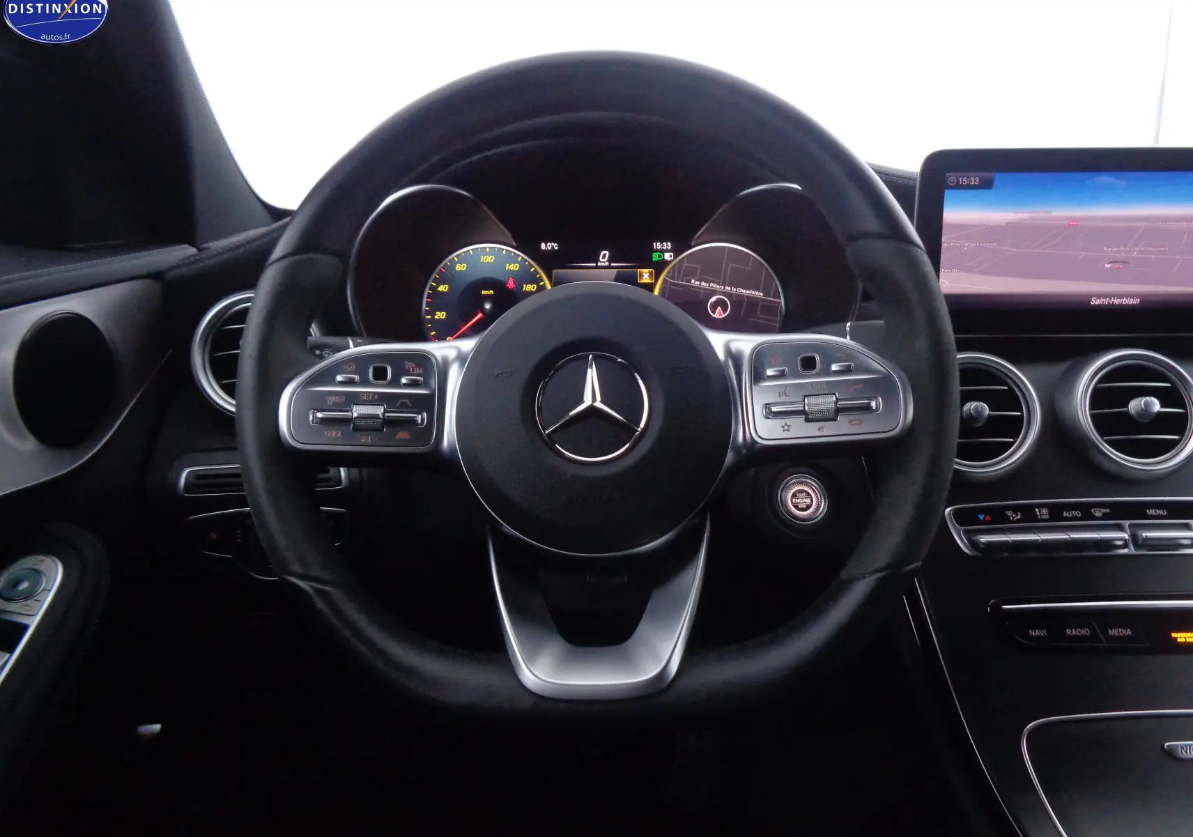 Vue centrée sur le volant cuir noir du Mercedes Classe C Break 220D avec tableau de bord digital et écran tactile.