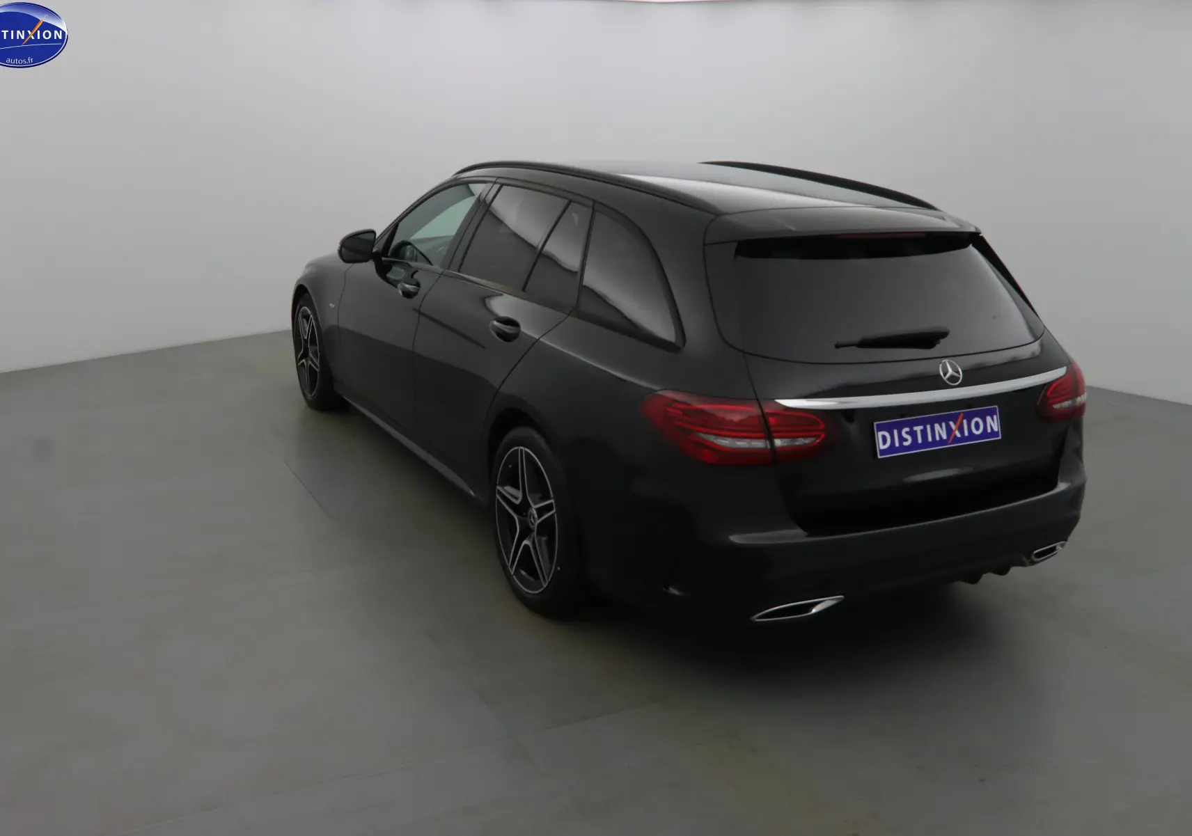 Mercedes Classe C Break 220D noir métal vue 3/4 arrière droit avec jantes AMG et feux LED distinctifs.