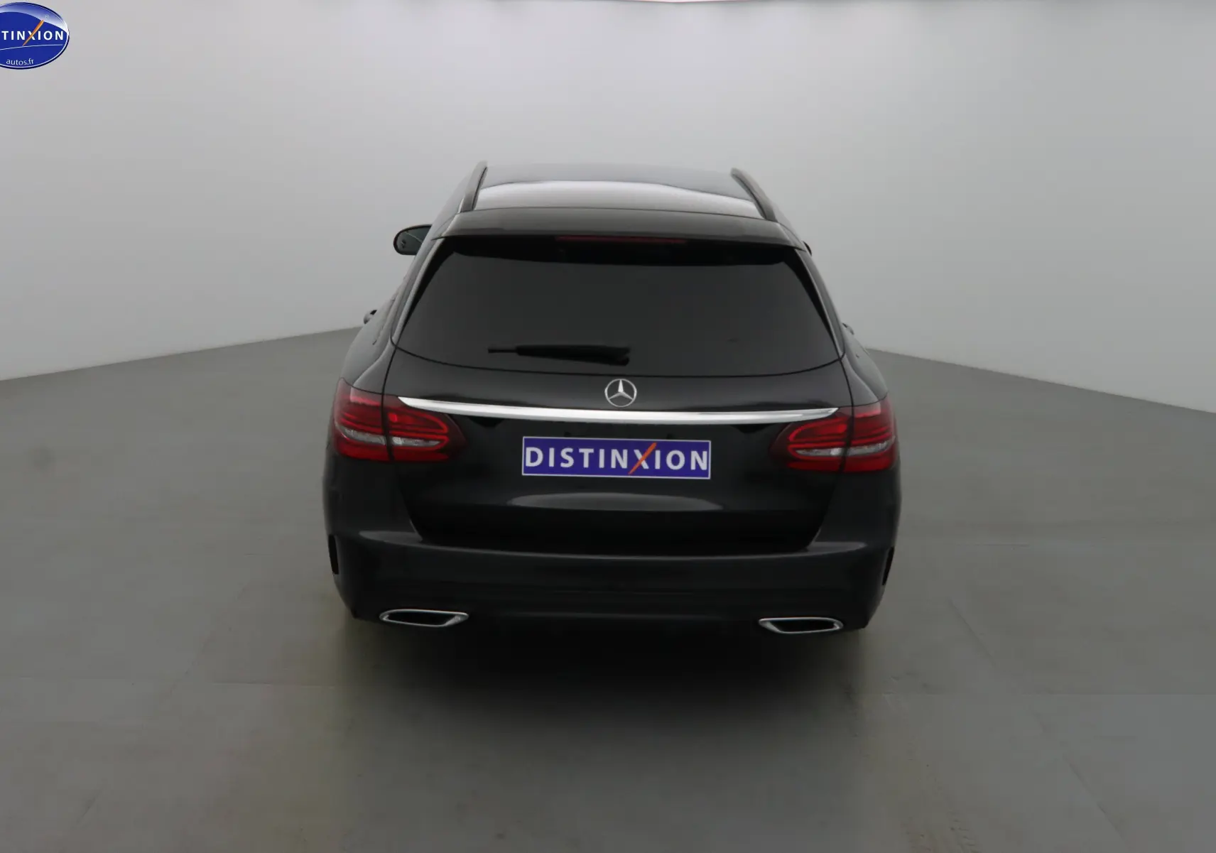 Vue arrière d'un break Mercedes Classe C 220D AMG Line noir métal avec feux LED et double sortie d'échappement chromée.