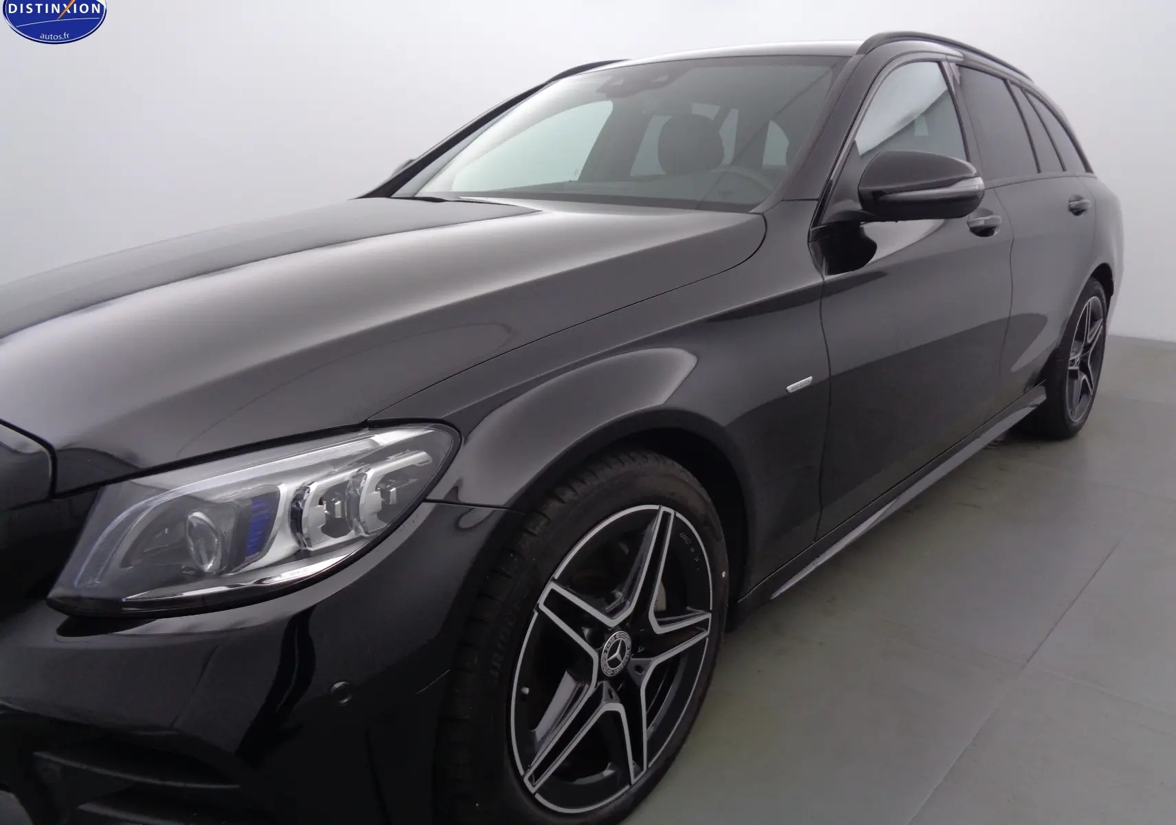 Mercedes Classe C Break 220D AMG Line noir métal vue 3/4 avant droit avec jantes AMG et phares LED distinctifs.