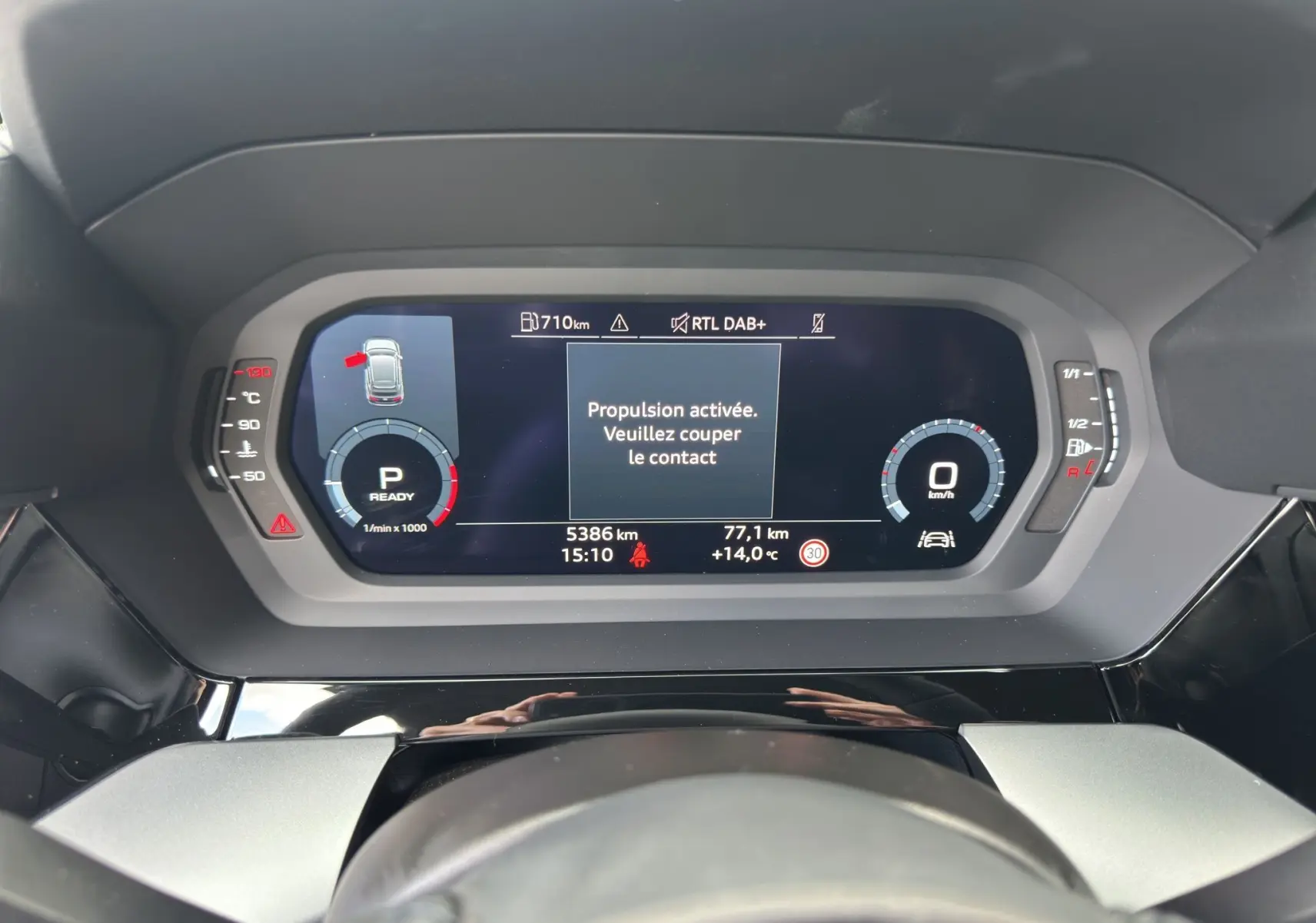 Combiné d'instruments digital de l'Audi A3 Sportback 2024 affichant l'état moteur et informations de conduite.