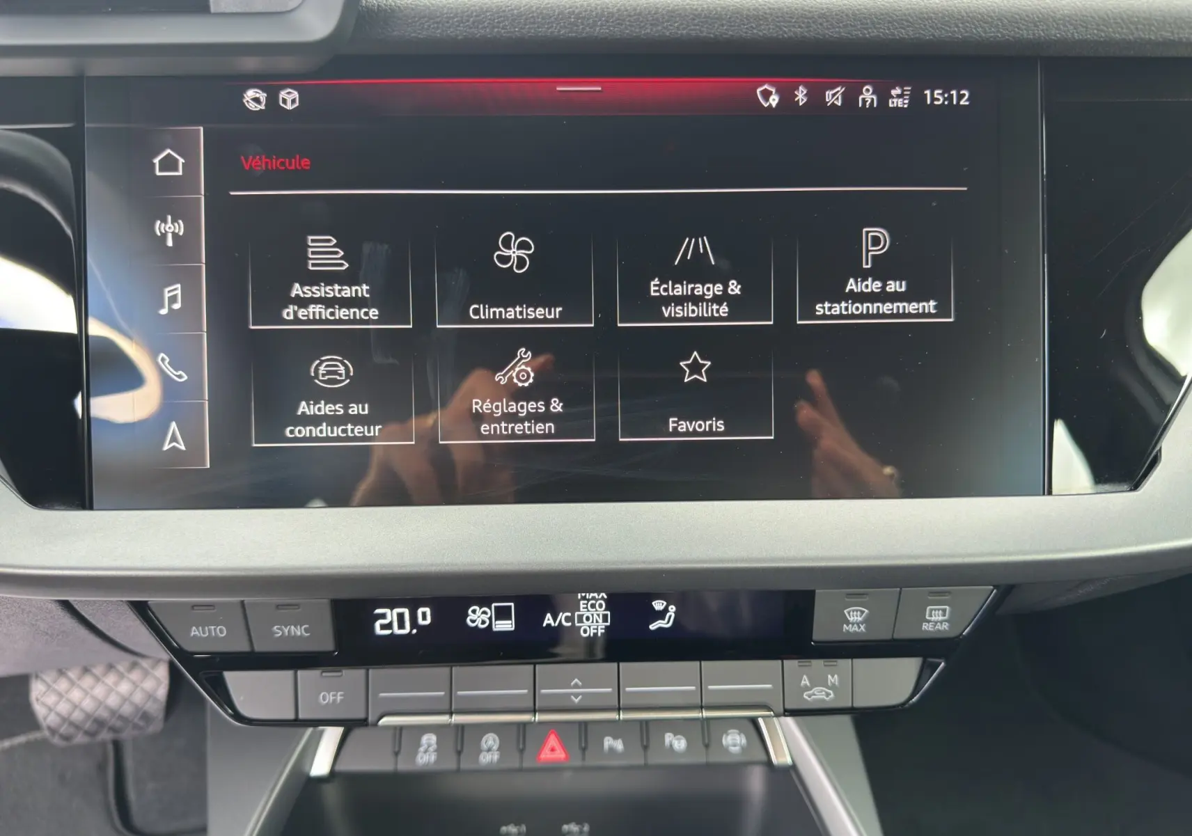 Écran tactile central de l'Audi A3 Sportback 2024 affichant les options d'assistance et climatisation.