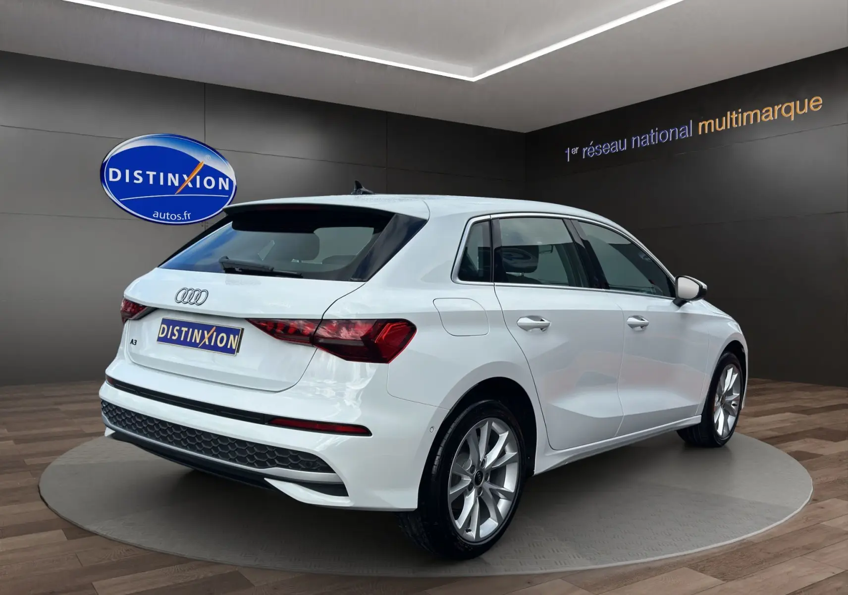 Audi A3 Sportback blanc Arkona vue 3/4 arrière droit, jantes alliage léger et feux arrière LED dynamiques.