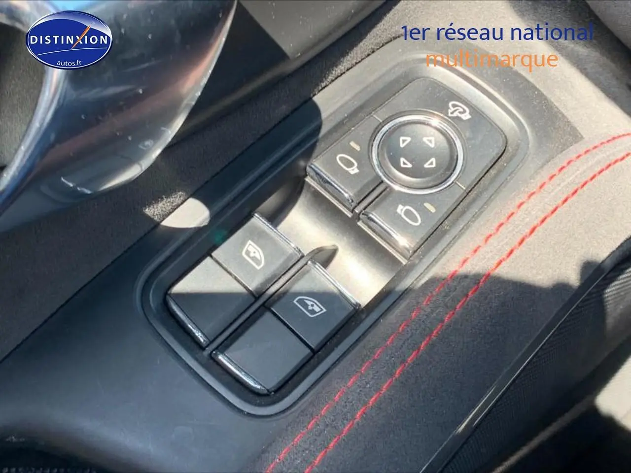 Détail des commandes de lève-vitres et réglage des rétroviseurs sur porte côté conducteur d'une Porsche Boxster rouge 2015.