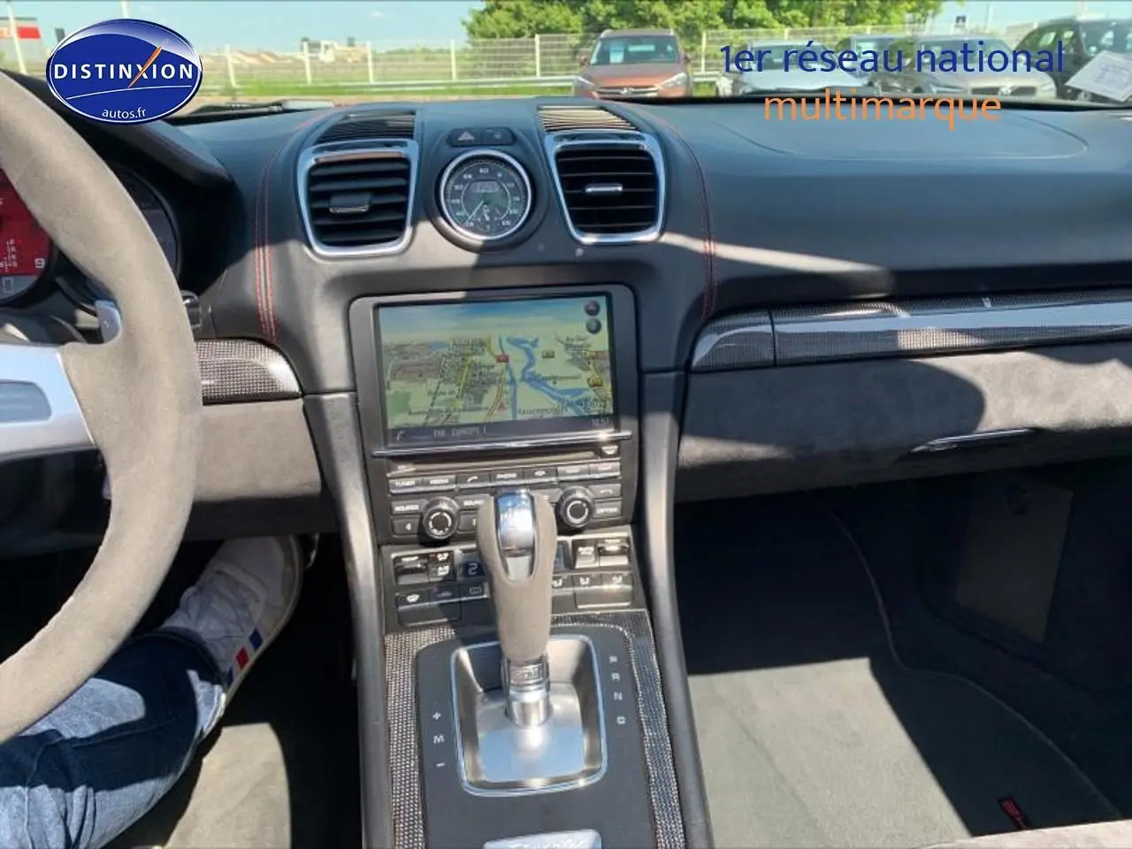 Intérieur noir Alcantara de Porsche Boxster 981, vue centrale sur console avec écran tactile et levier de boîte auto.