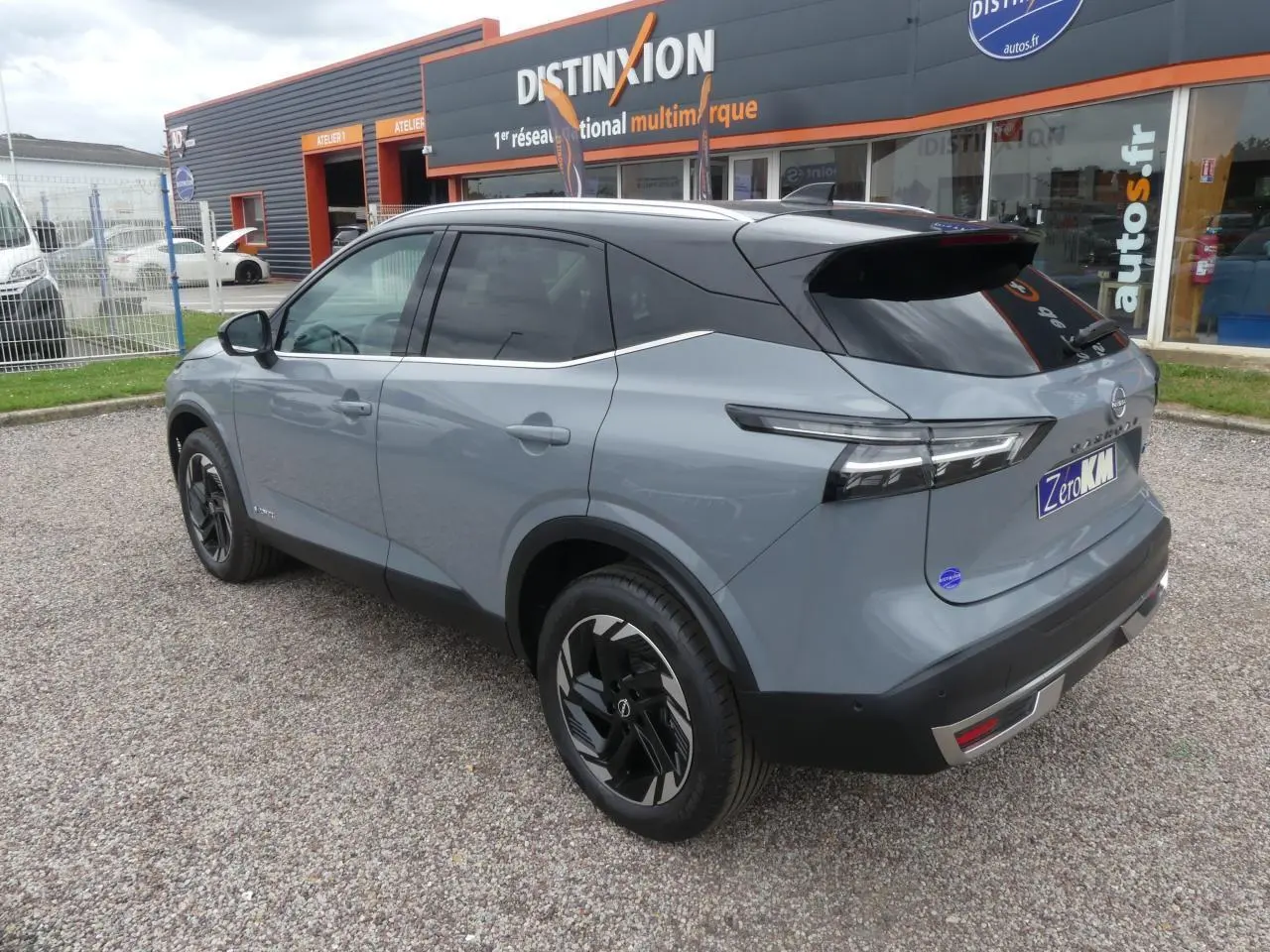 Nissan Qashqai 1.5 e-Power gris métallisé en 3/4 arrière droit avec toit noir et jantes alliage noires.