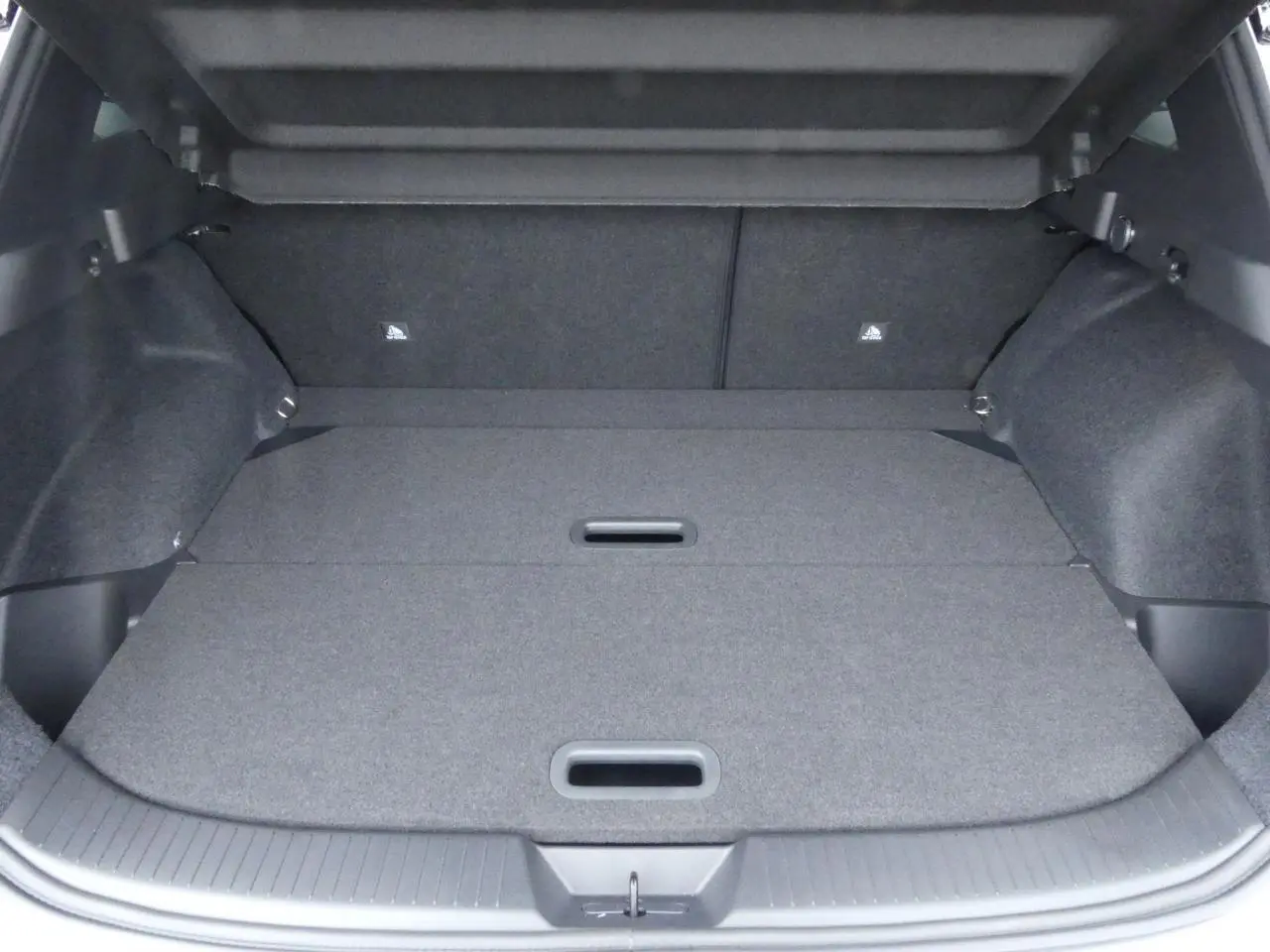 Coffre modulable du Nissan Qashqai 1.5 e-Power gris métallisé, plancher plat et espace de rangement optimisé.