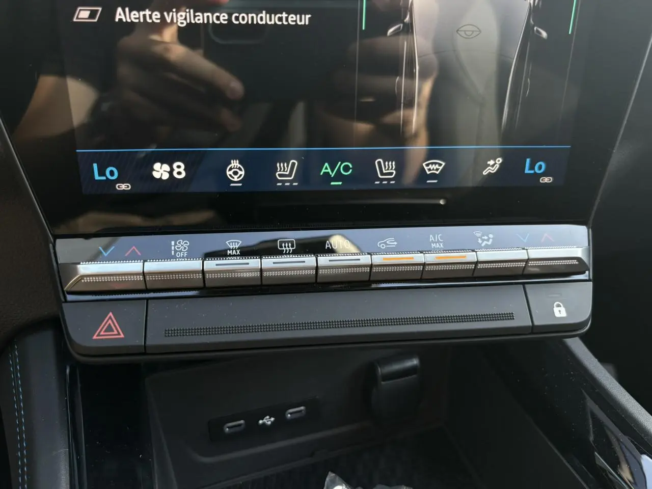 Vue rapprochée de la console centrale du Renault Rafale E-Tech gris Schiste, avec commandes climatisation et écran tactile.