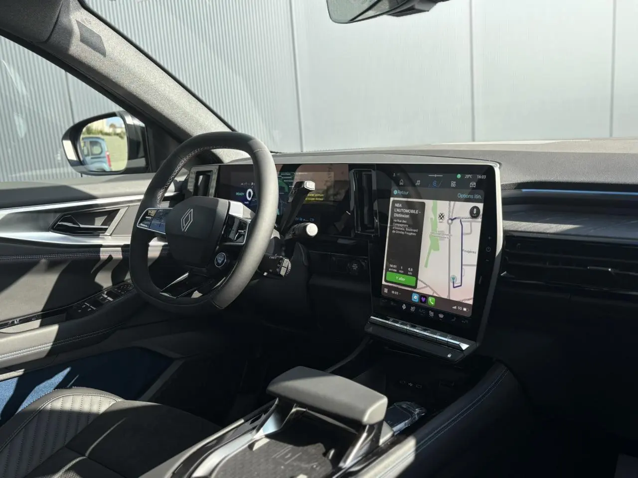 Intérieur côté conducteur de la Renault Rafale gris Schiste, avec grand écran tactile vertical et volant Alcantara.