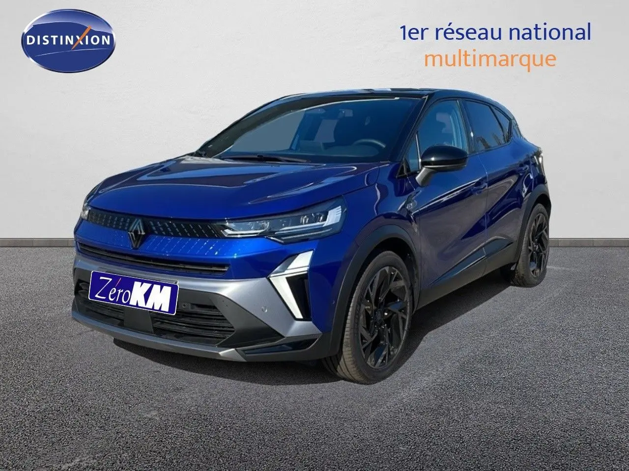 Renault Captur E-Tech hybride 2025 bleu iron métal avec toit noir, vue 3/4 avant côté gauche sur sol gris.