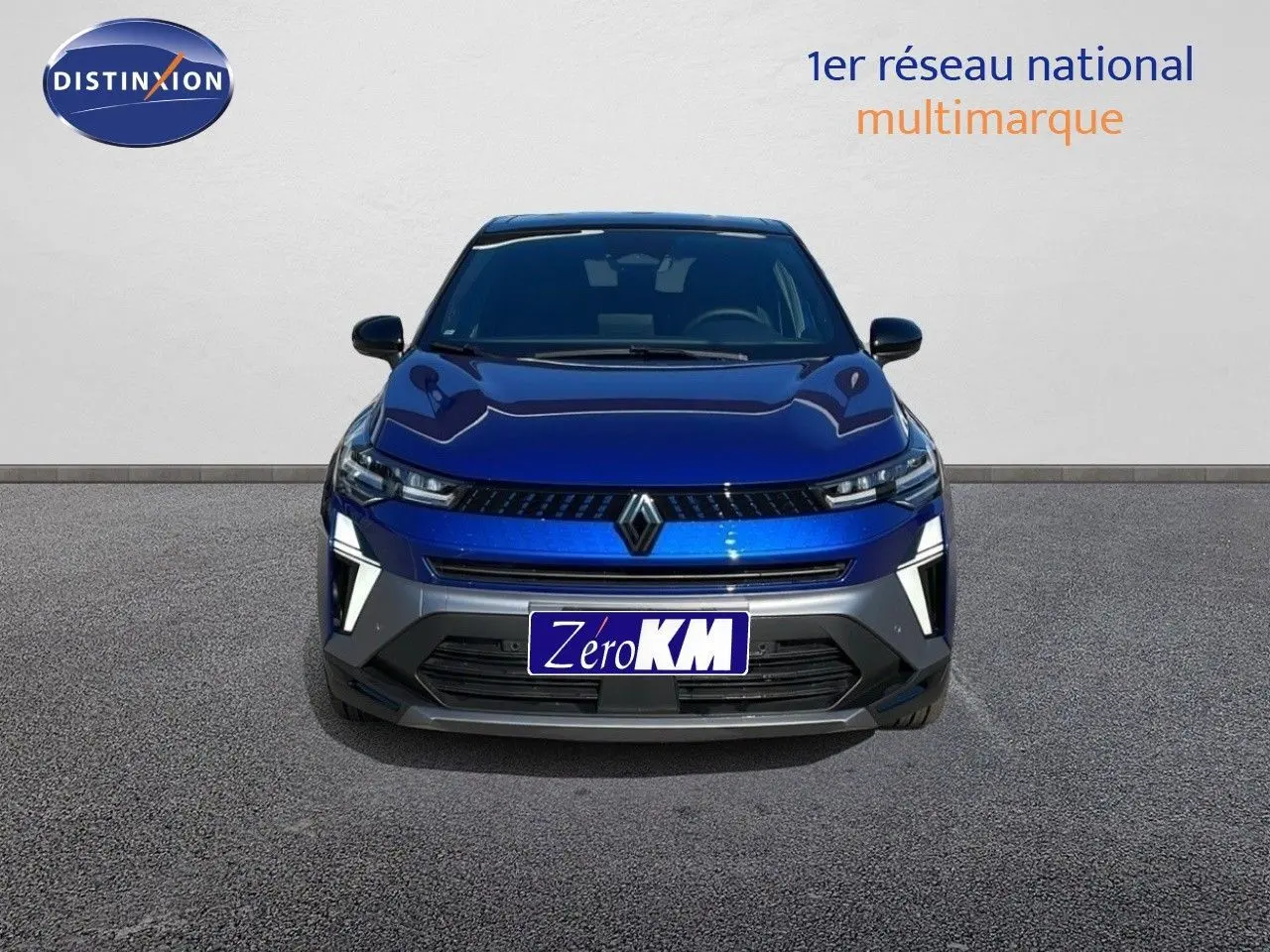 Renault Captur E-Tech hybride bleu iron metal avec toit noir, vue frontale mettant en valeur ses phares LED distinctifs.