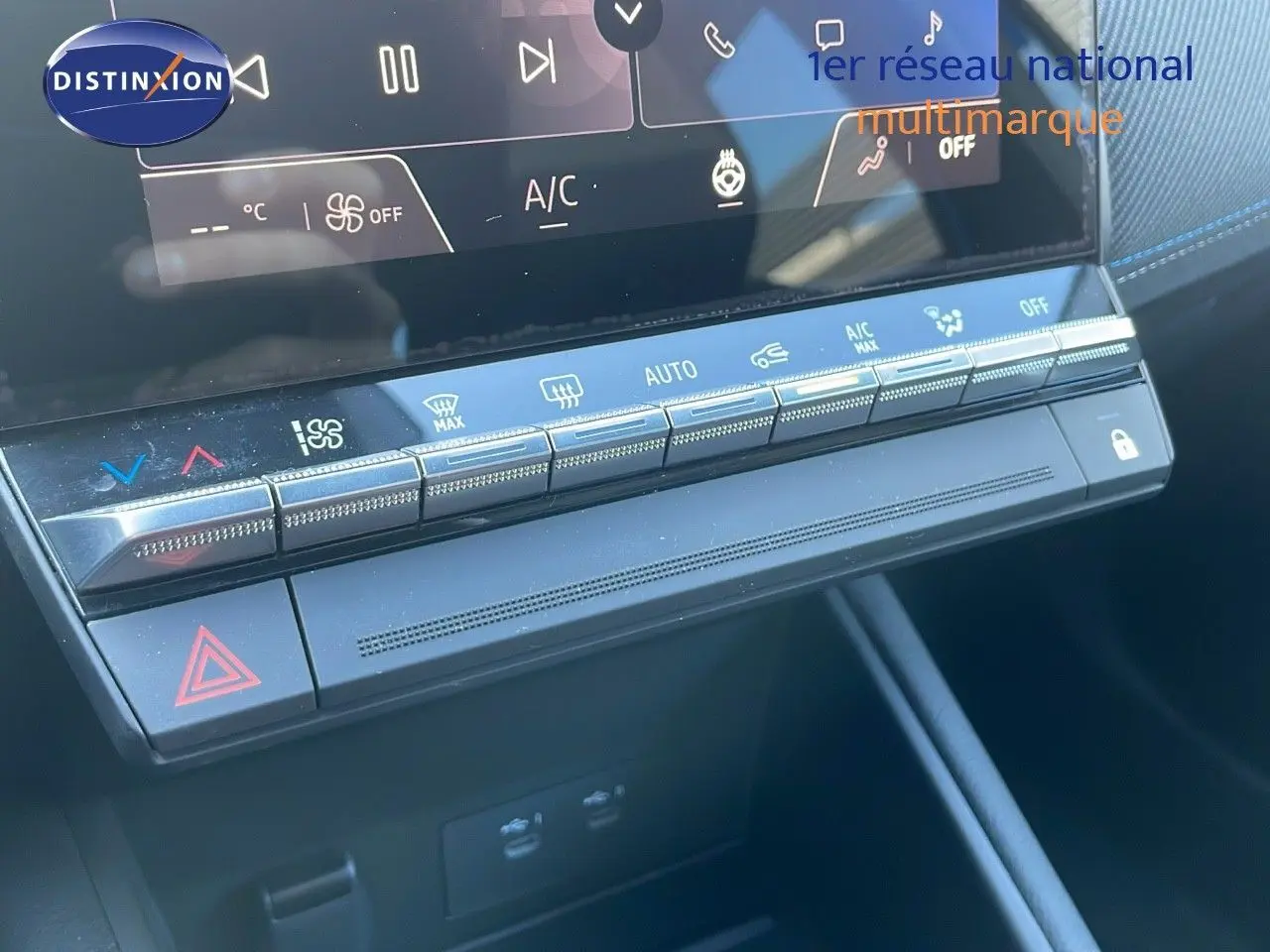 Gros plan sur la console centrale du Renault Captur E-Tech hybride 2025, mettant en valeur les commandes climatisation et écran tactile.