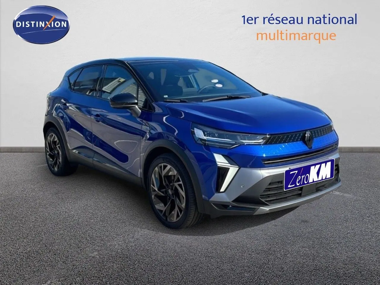 Renault Captur E-Tech hybride 2025 bleu Iron Metal, vue 3/4 avant avec toit noir et jantes noires.