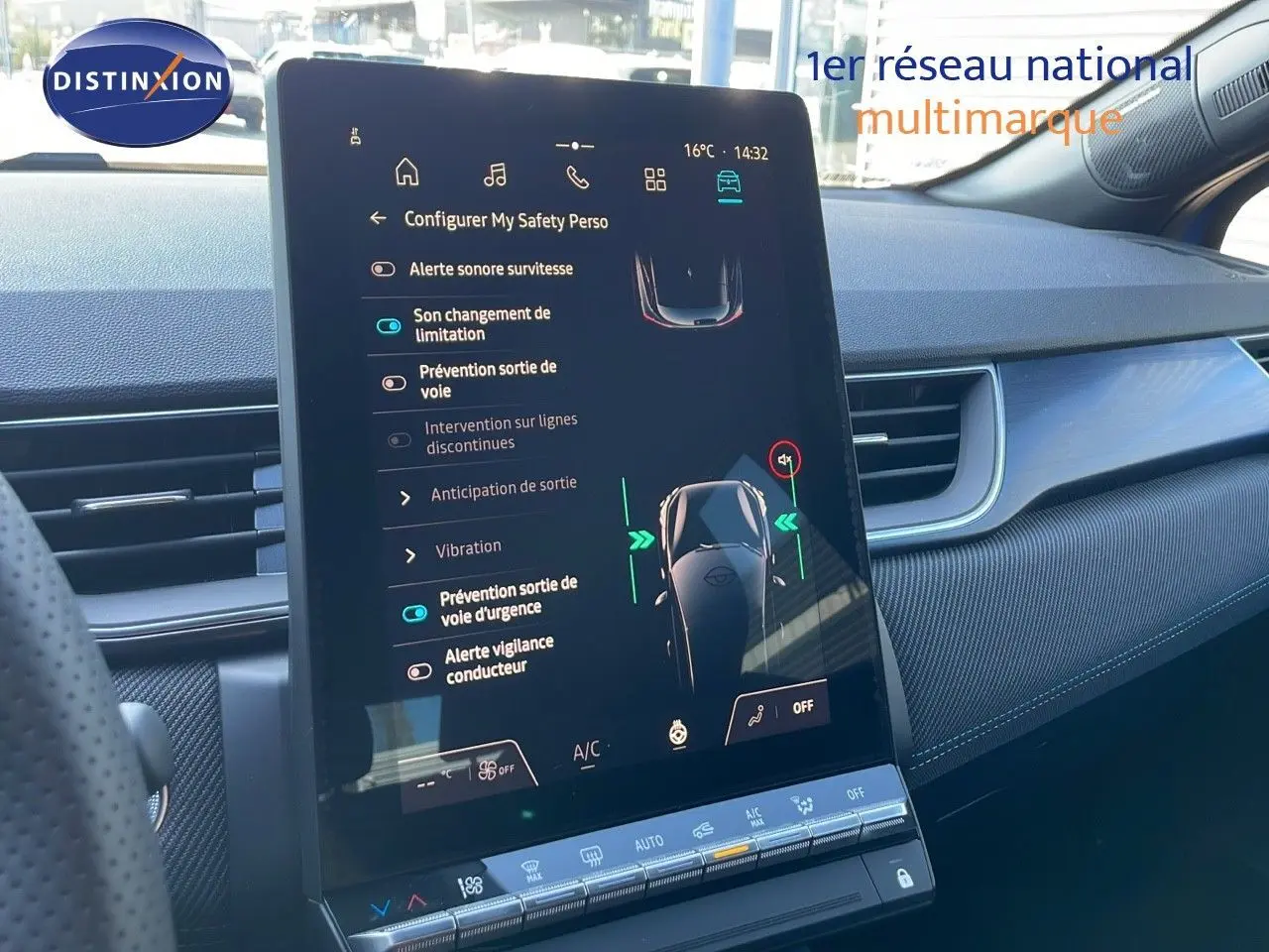Écran tactile central du tableau de bord du Renault Captur E-Tech Hybrid 2025, affichant les réglages d'assistance à la conduite.