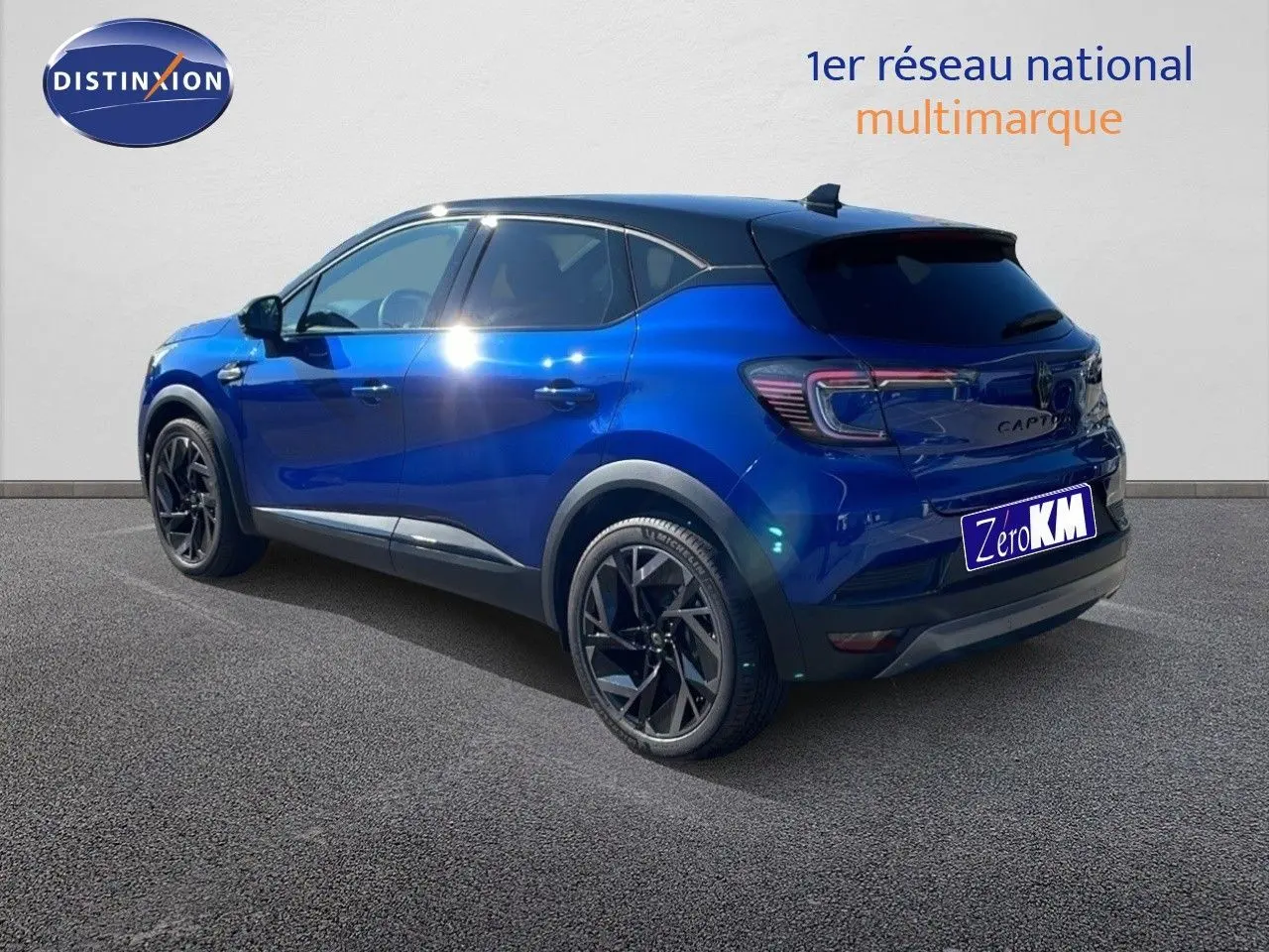 Renault Captur E-Tech hybride 2025 bleu Iron Metal avec toit noir, vue 3/4 arrière côté gauche.