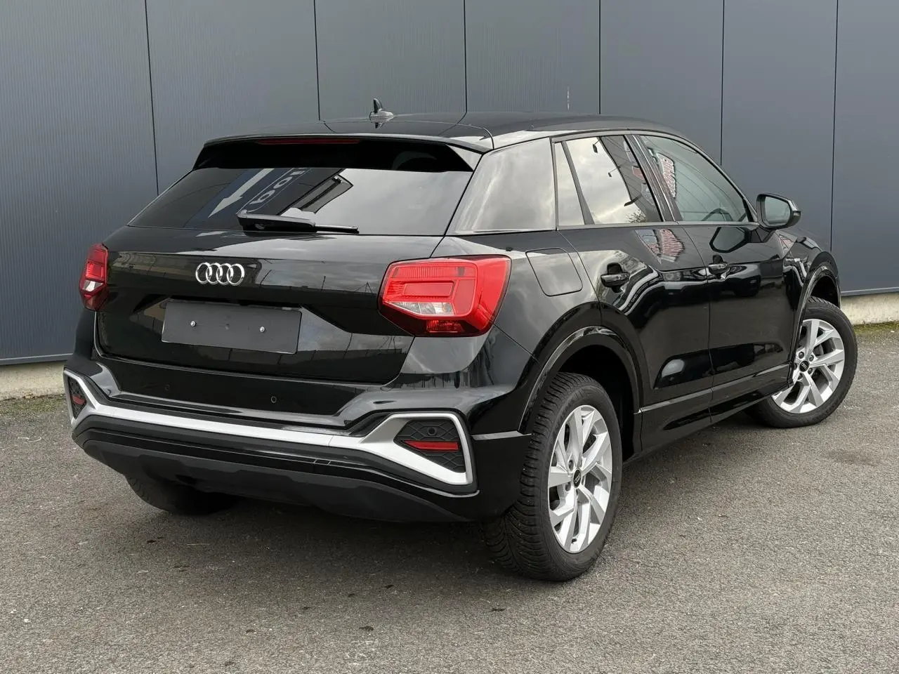Audi Q2 noir Mythe vue 3/4 arrière droit, avec feux arrière LED et jantes alliage 17 pouces.