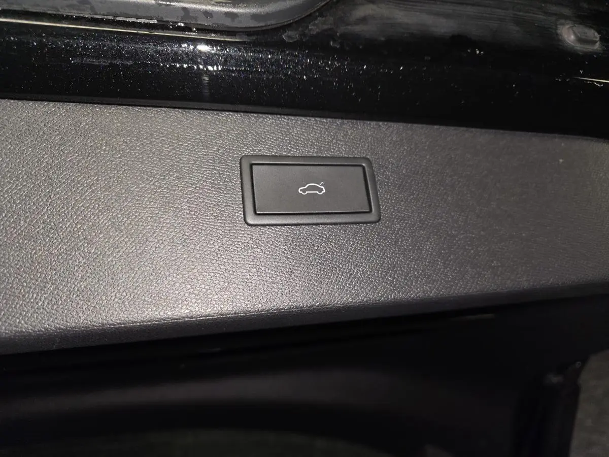 Bouton d'ouverture électrique du hayon sur panneau intérieur noir d'un CUPRA Formentor noir.