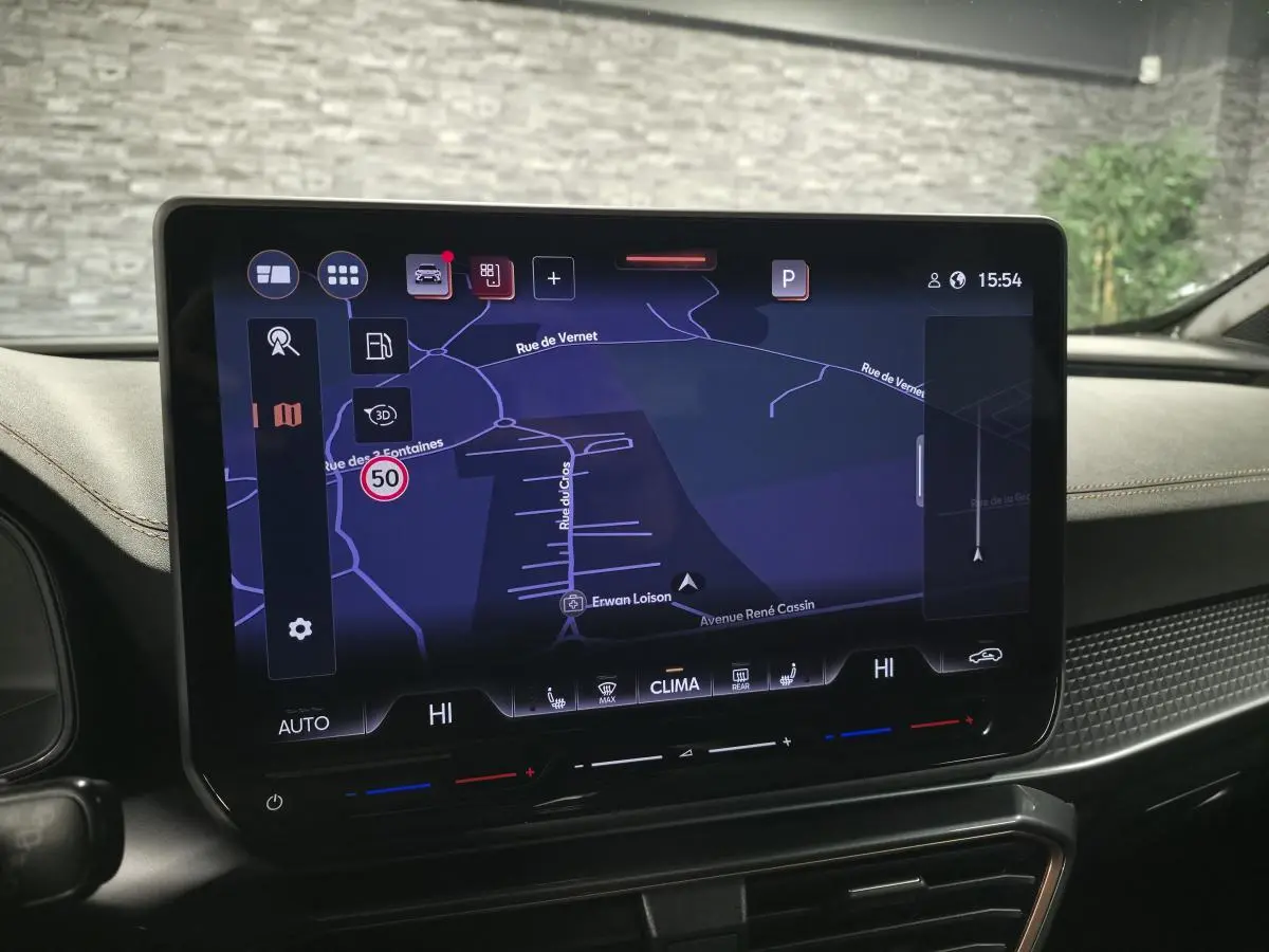 Écran tactile HD 12,9'' du système de navigation du CUPRA Formentor noir, vue intérieure centrale du tableau de bord.