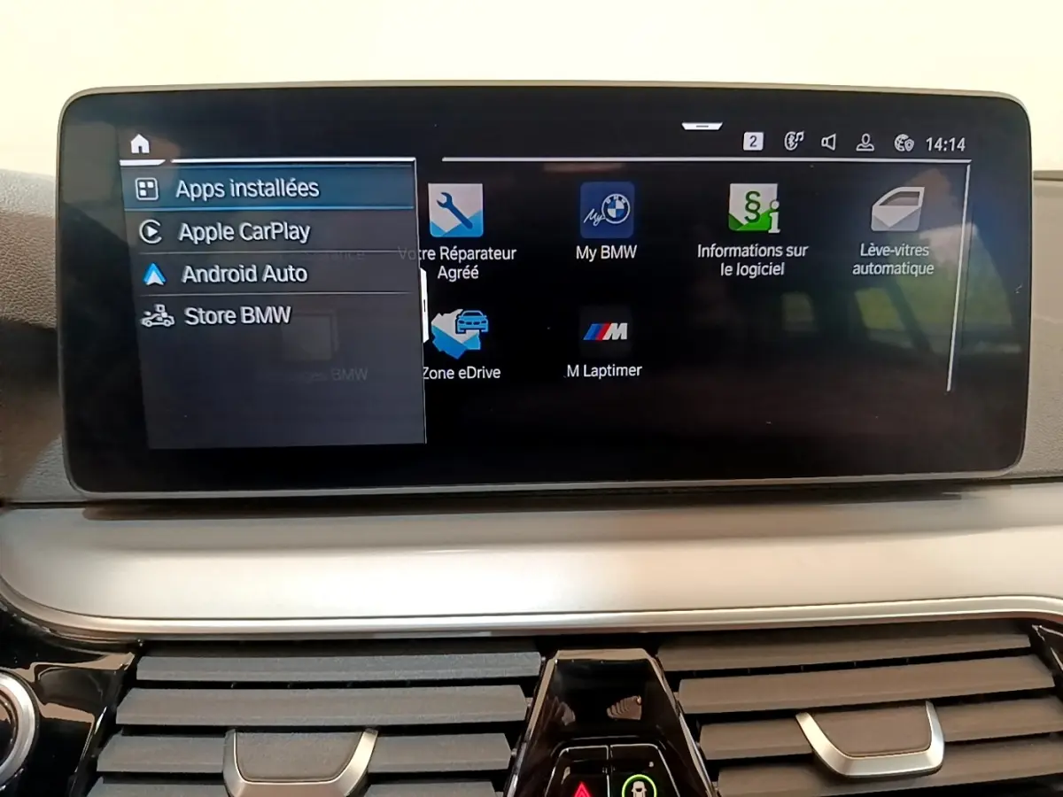 Écran tactile central du tableau de bord de la BMW Série 5 Touring 530e gris clair, affichant les options connectées.