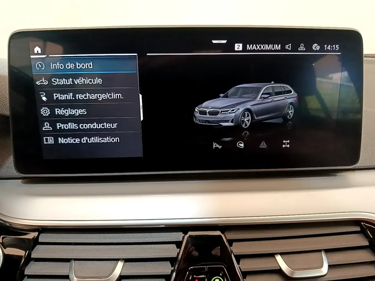 Écran tactile intérieur montrant une BMW Série 5 Touring 530e gris clair en vue 3/4 avant côté droit.