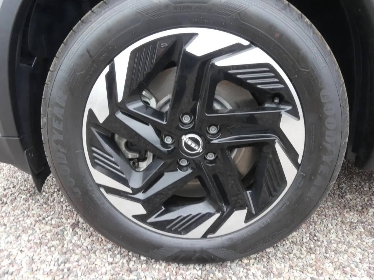 Gros plan sur la jante alliage bicolore noire et argentée du Nissan Qashqai 2025, pneu Goodyear visible.