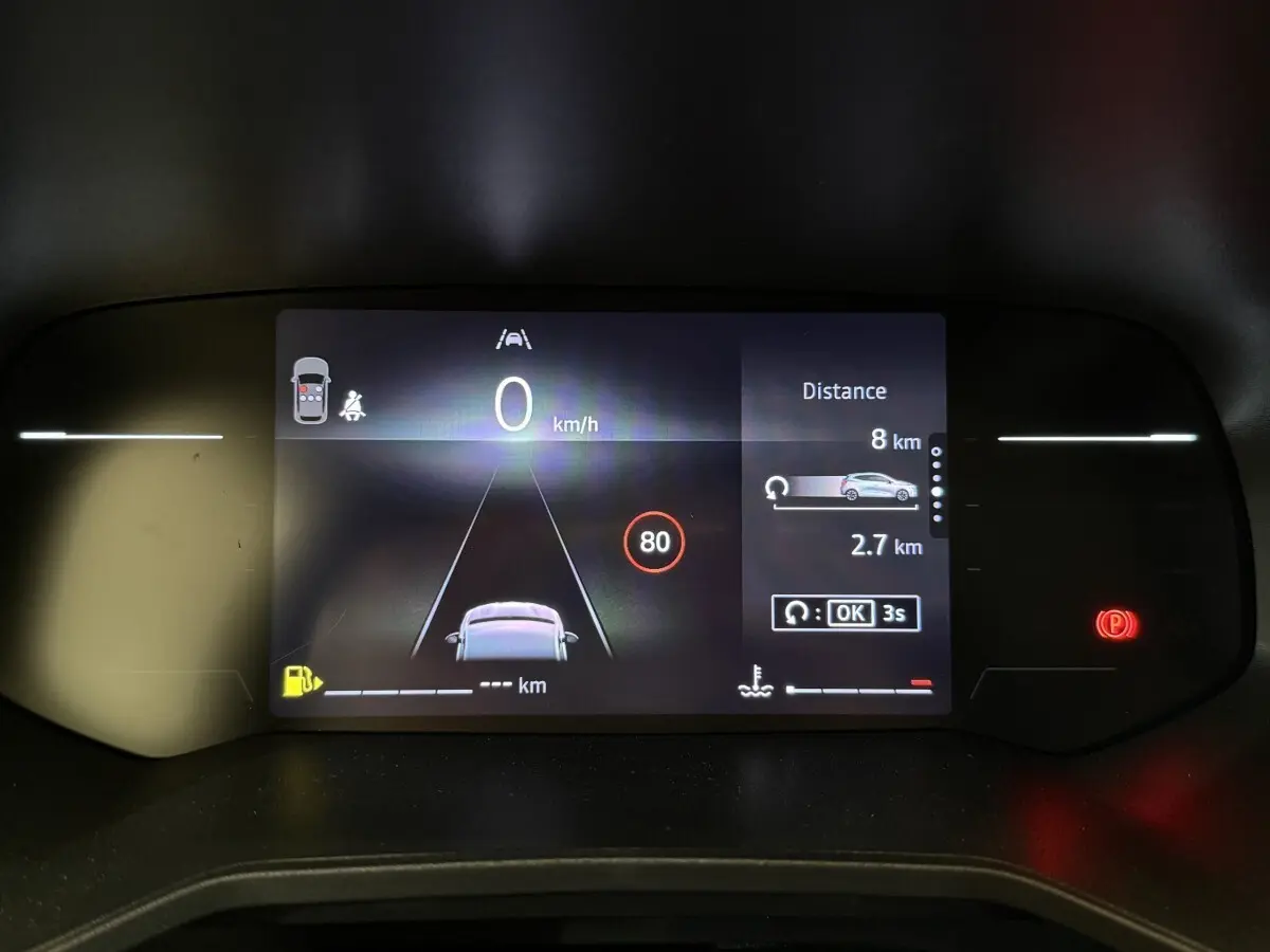 Affichage numérique du combiné d'instruments de la Renault Clio Evolution Blue dCi 100 2025 montrant la vitesse et alertes.