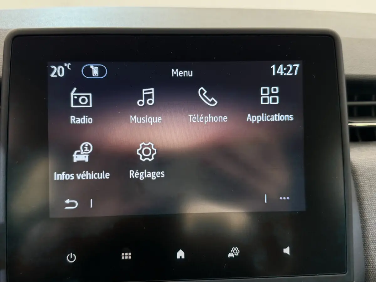 Écran tactile central de la Renault Clio noir affichant menu radio, musique, téléphone et applications à 14h27