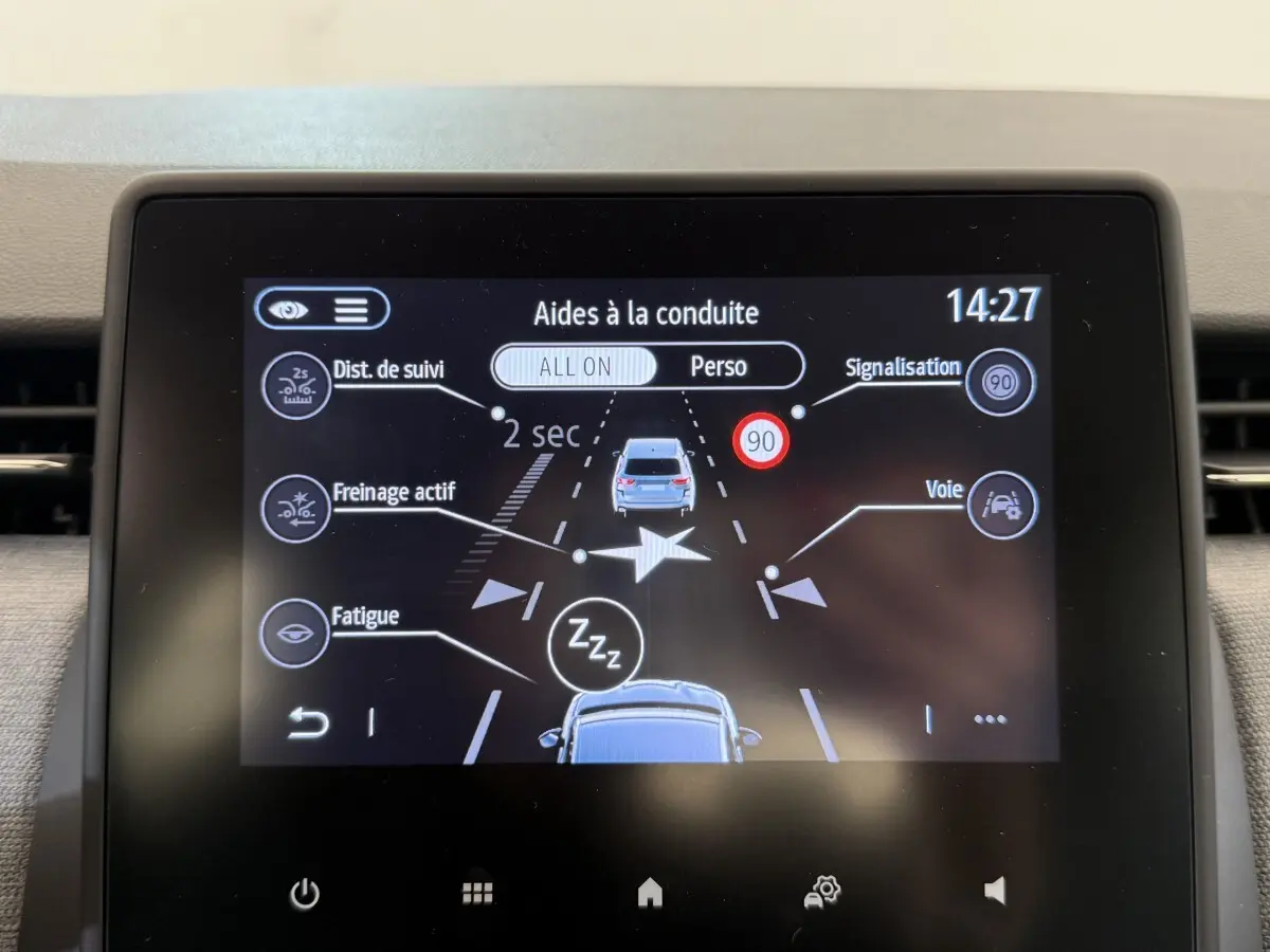 Écran tactile central de la Renault Clio noire 2025 affichant les aides à la conduite en mode personnalisé.