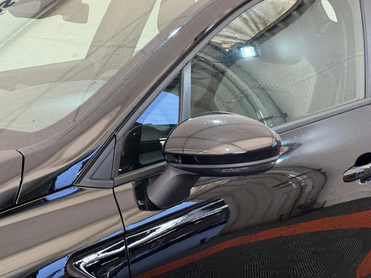 Gros plan sur le rétroviseur côté conducteur noir brillant de la Renault Clio Evolution Blue dCi 100 2025.