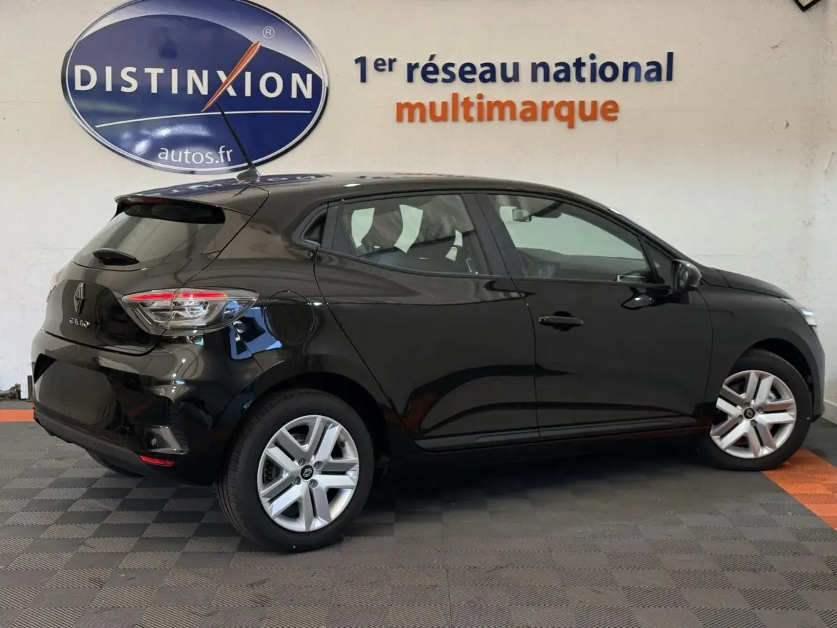 Profil côté droit d'une Renault Clio noire 2025 Evolution Blue dCi 100 avec jantes alliage et feux arrière LED visibles.