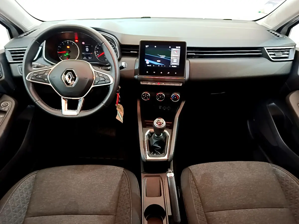 Intérieur Renault Clio Business 2020 vu de face, tableau de bord noir avec écran tactile et levier de vitesses manuel.