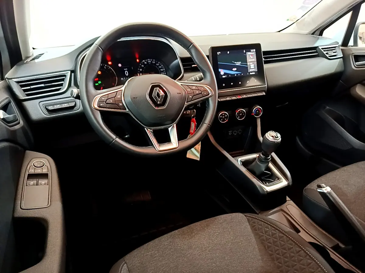 Intérieur noir de Renault Clio Business 2020, vue avant centrée sur le volant cuir et écran tactile central.