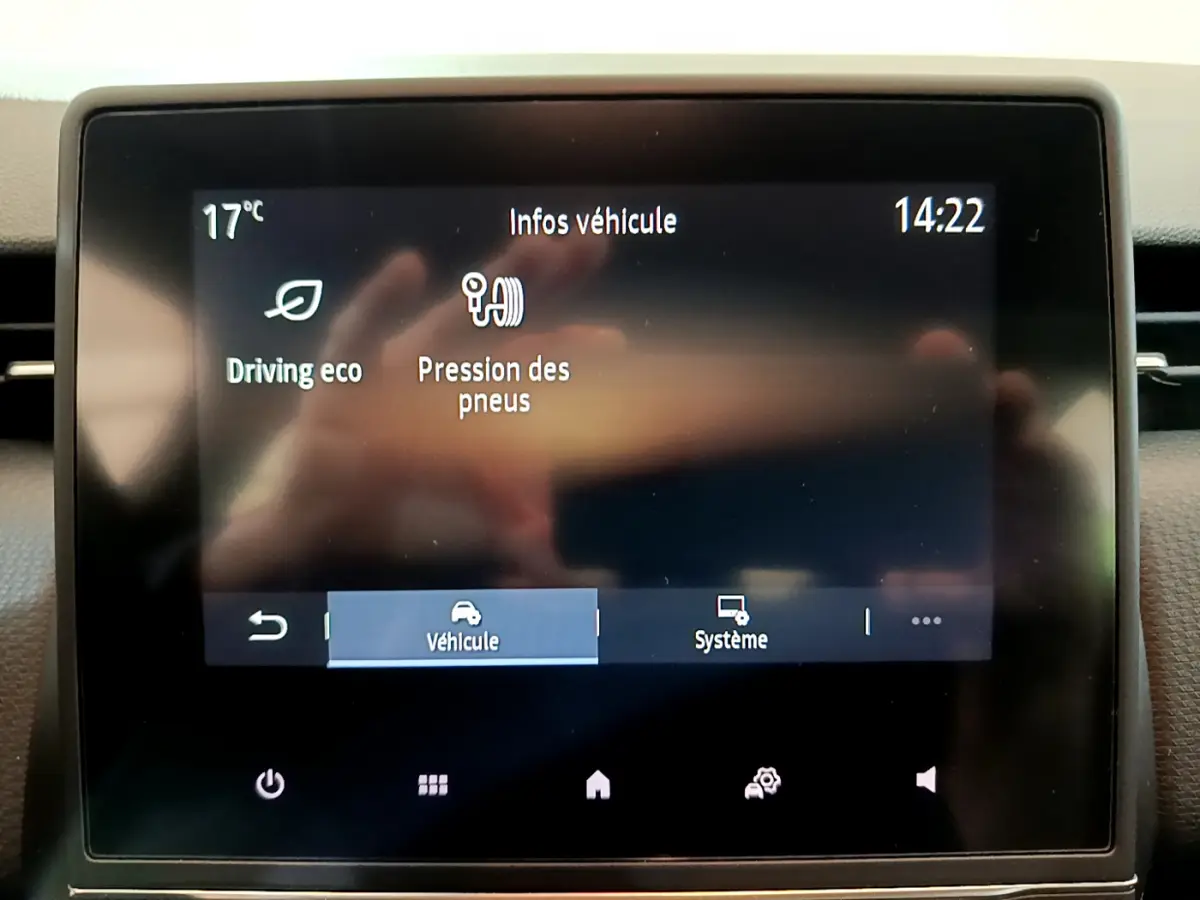 Écran tactile central de la Renault Clio Business TCe 100 2020 affichant les infos véhicule à 14h22.
