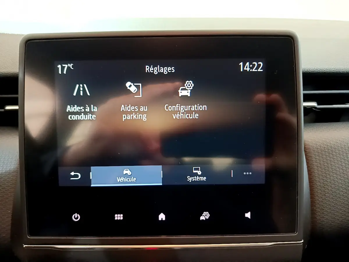 Écran tactile central affichant les réglages d’aides à la conduite et au parking dans une Renault Clio Business blanche de 2020.