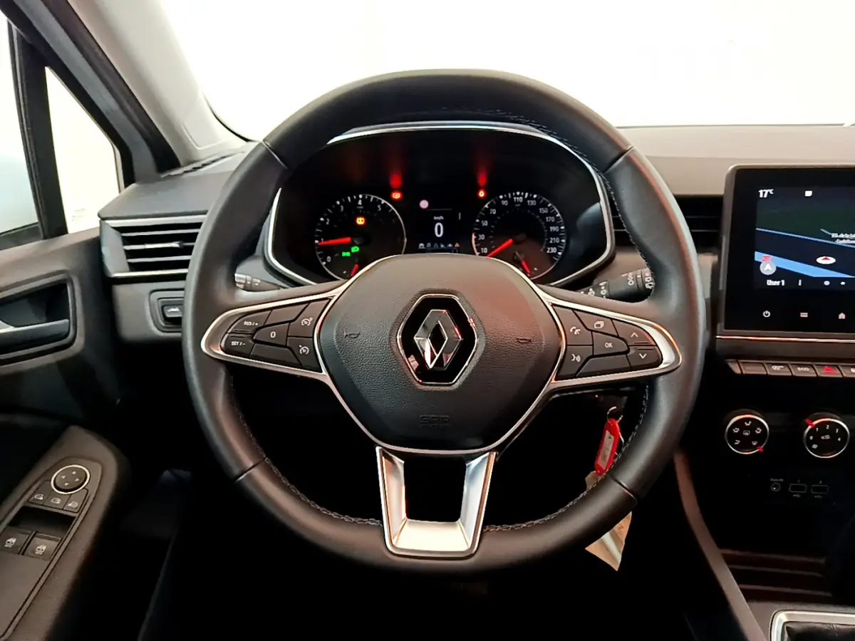 Volant en cuir synthétique de Renault Clio Business TCe 100 2020, avec commandes intégrées et tableau de bord numérique visible.