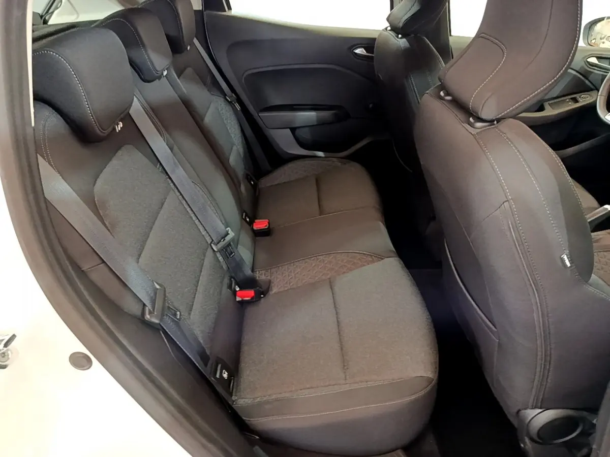 Vue intérieure côté gauche de la banquette arrière noire de la Renault Clio Business TCe 100 blanche de 2020.