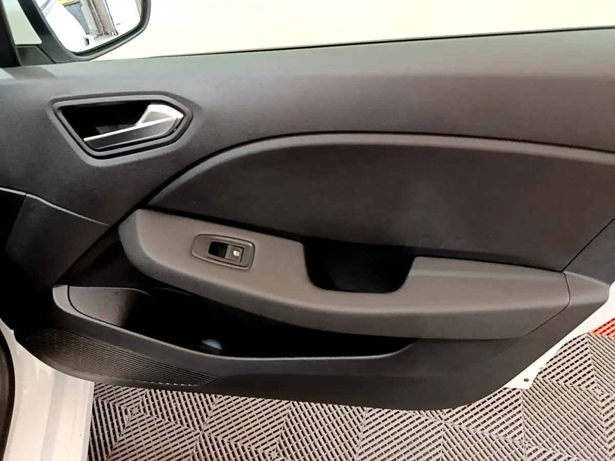Gros plan sur la porte intérieure côté gauche noire de la Renault Clio Business TCe 100 blanche de 2020.